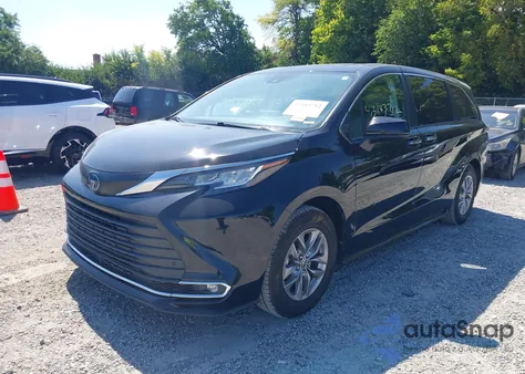 2022 Toyota Sienna Xle z USA, uszkodzony, nr VIN 5TDYRKEC0NS131828